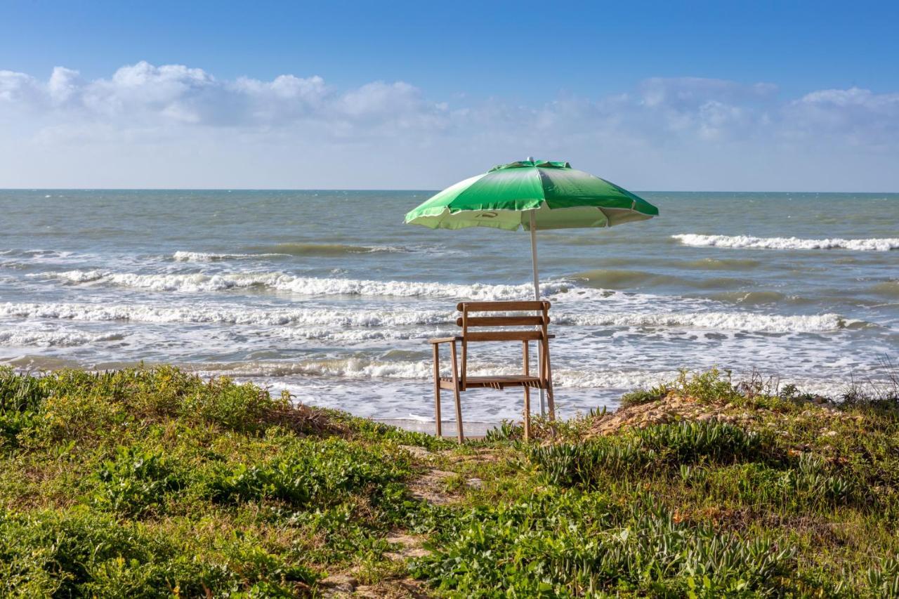 فيلا Terrazza Montalbano بونتا سيكا المظهر الخارجي الصورة